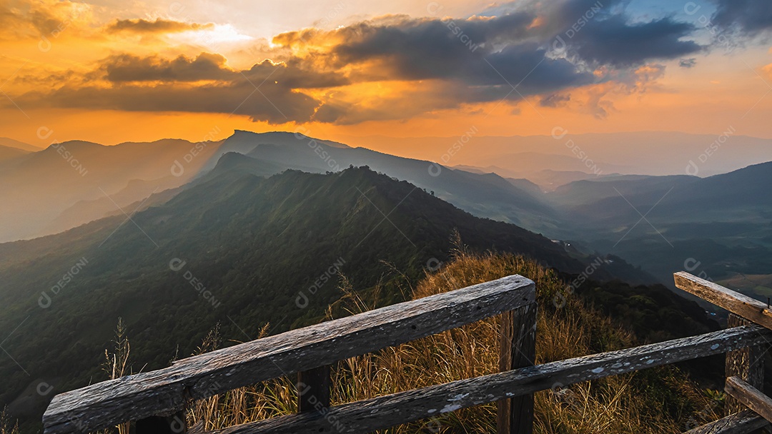 Vista da montanha Phu Chi Dao ou Phu Chee Dao em Chiang Rai