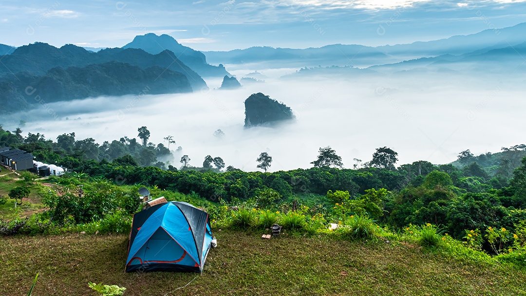 paisagem de montanhas nevoeiro e tenda Phu Lanka National Park Phay