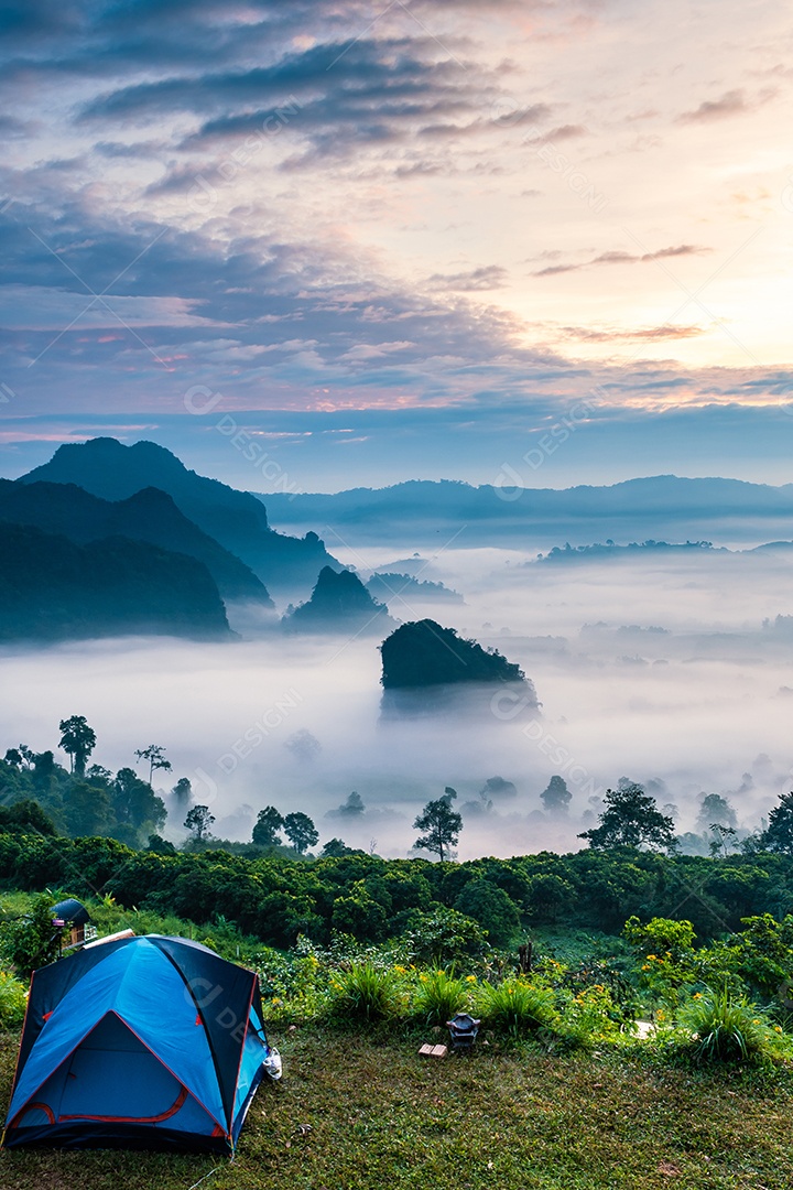 paisagem de montanhas nevoeiro e tenda Phu Lanka National Park Phay