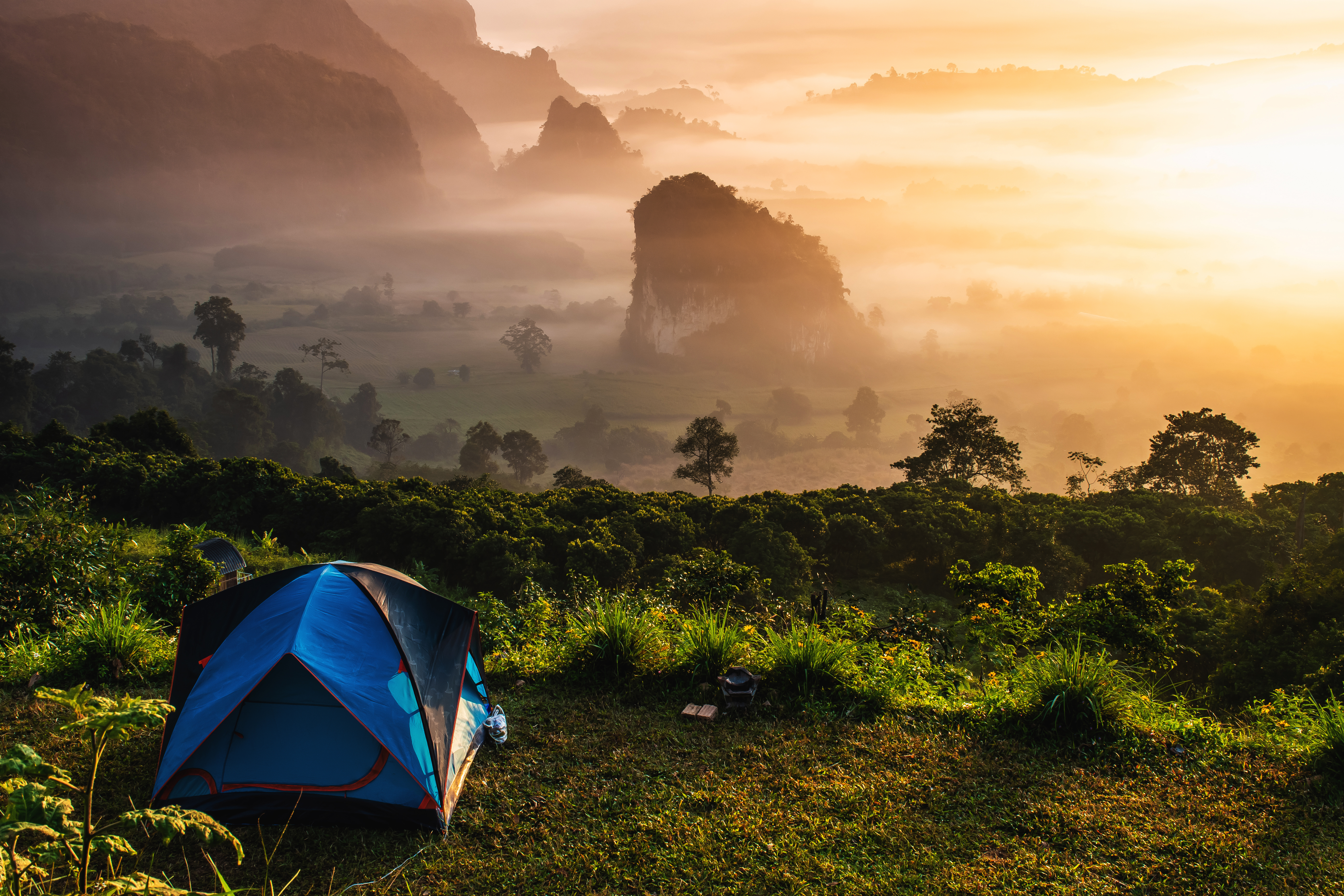 paisagem de montanhas nevoeiro e tenda Phu Lanka National Park Phayao província norte da Tailândia