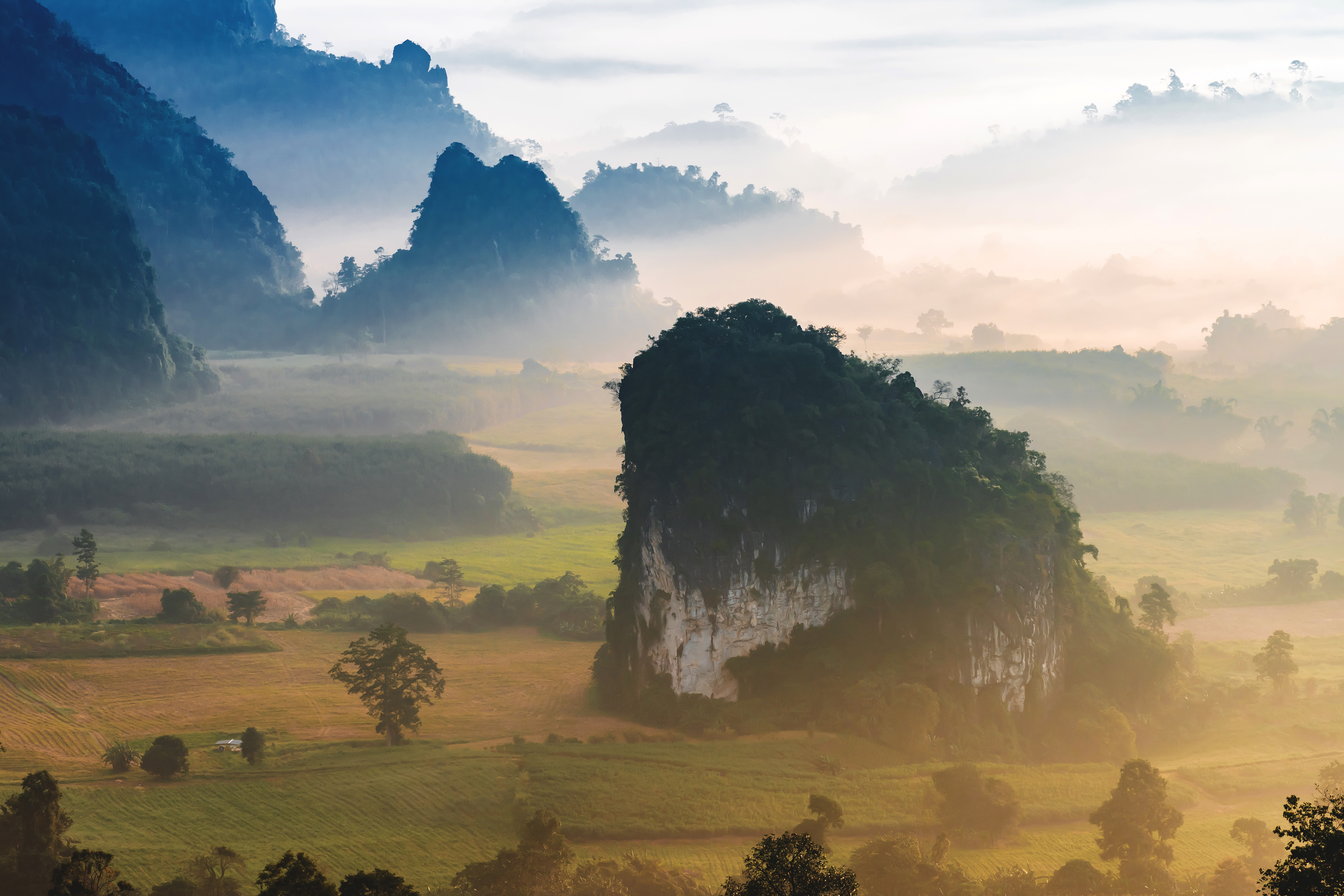 paisagem de montanhas nevoeiro Phu Lanka National Park Phayao província norte da Tailândia