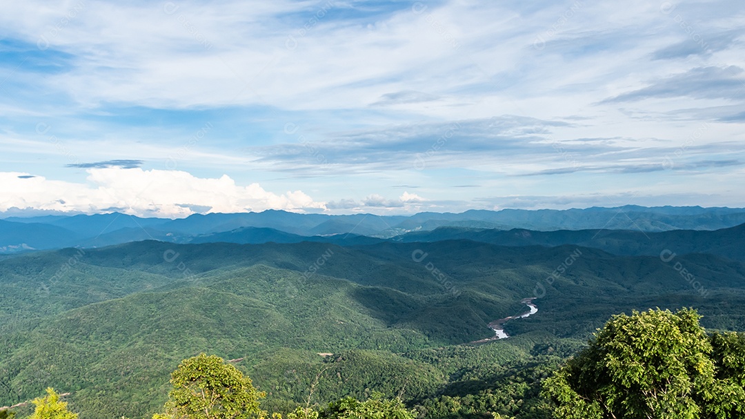 montanhas de paisagem durante o crepúsculo em Nan Tailândia