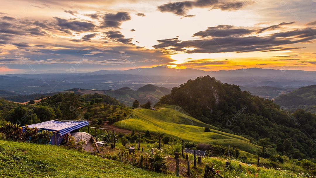 montanhas de paisagem durante o crepúsculo em Nan Tailândia