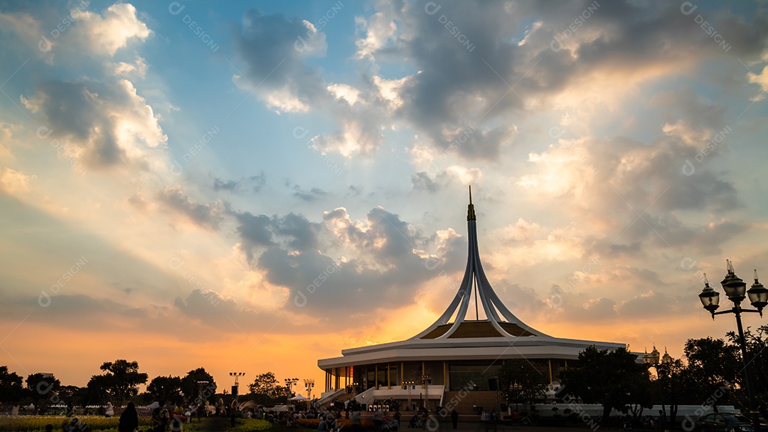 Suan Luang Rama IX no pôr do sol ou entardecer Bangkok, Tailândia