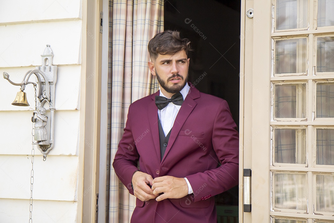 Homem jovem noivo feliz e sorridente com seu casamento