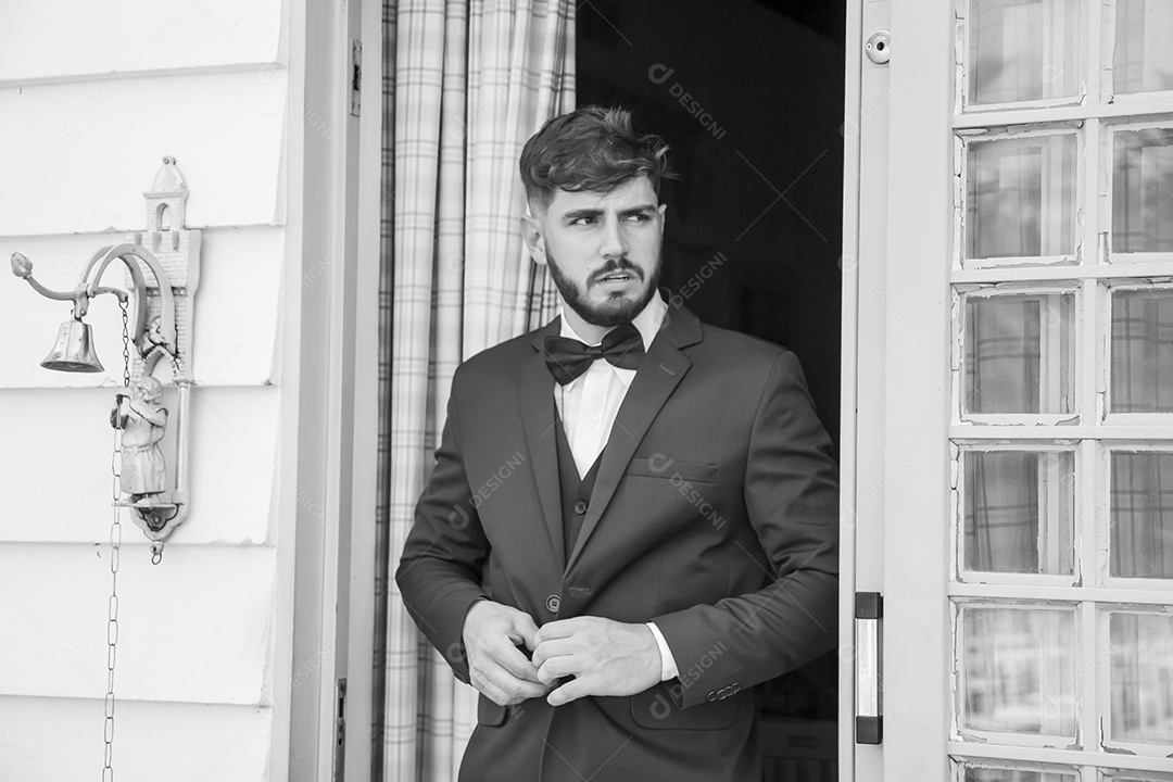 Homem jovem noivo feliz e sorridente com seu casamento