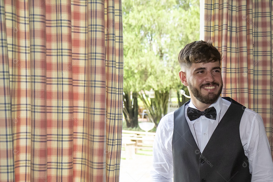 Homem jovem noivo feliz e sorridente com seu casamento