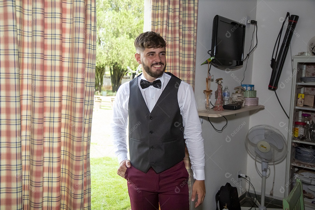 Homem jovem noivo feliz e sorridente com seu casamento