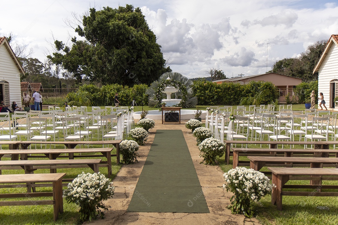 Casamento ao livre sobre dia ensolarado