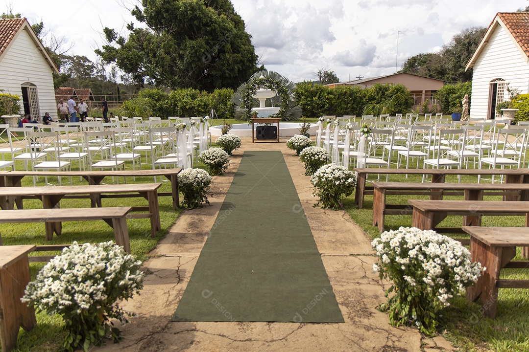 Casamento ao livre sobre dia ensolarado