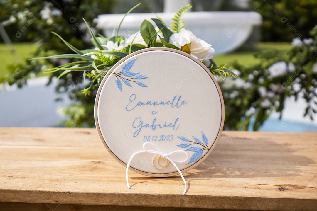 Placa de casamento escrito Emanuelle e Gabriel