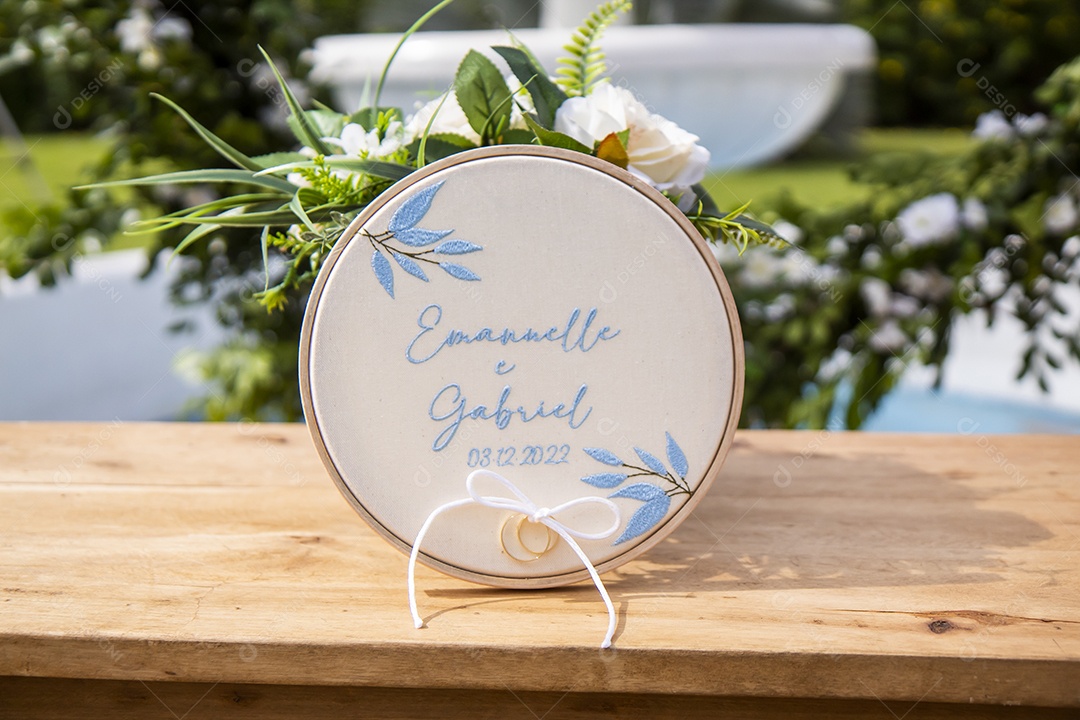 Placa de casamento escrito Emanuelle e Gabriel
