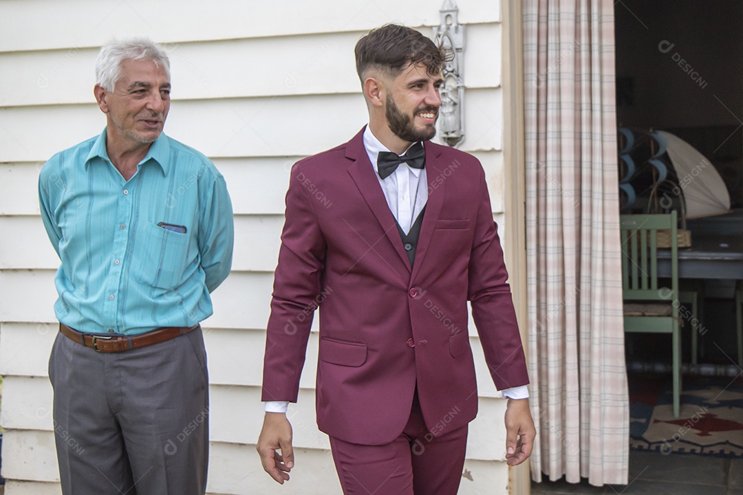 Homem jovem noivo feliz e sorridente com seu casamento