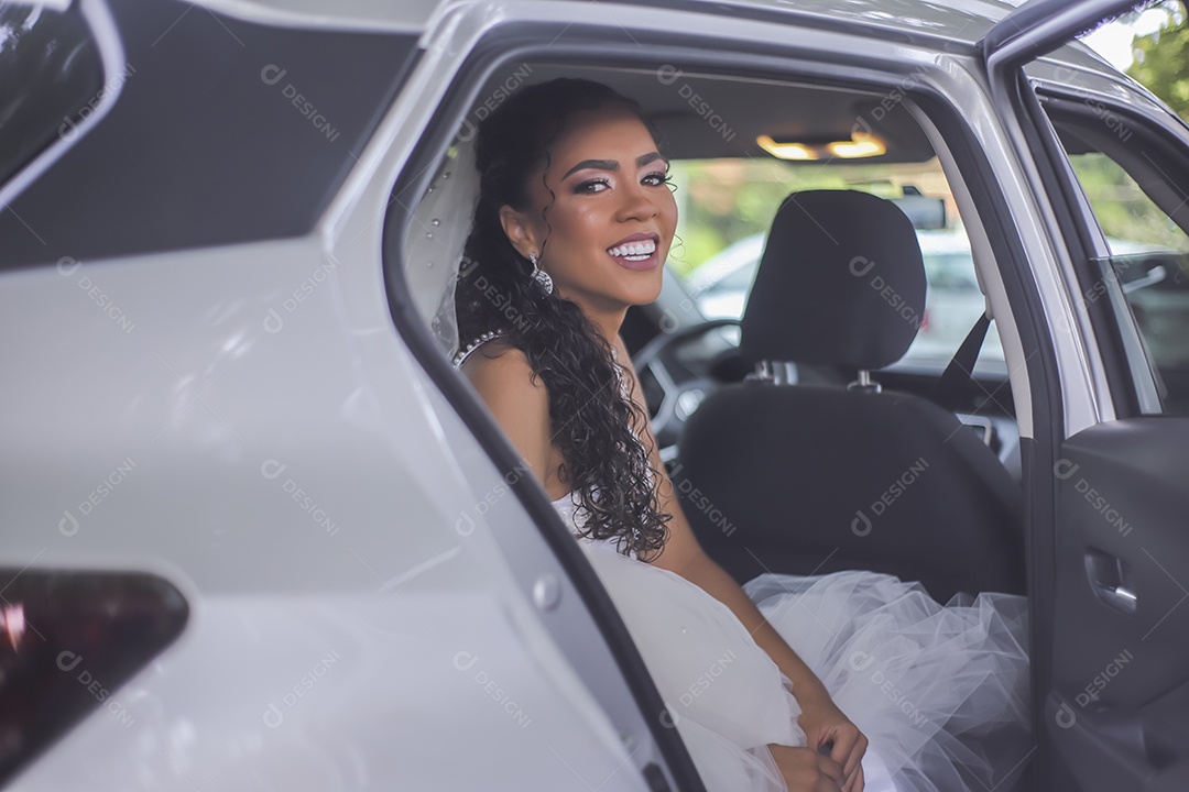 Linda noiva feliz e sorridente com seu casamento