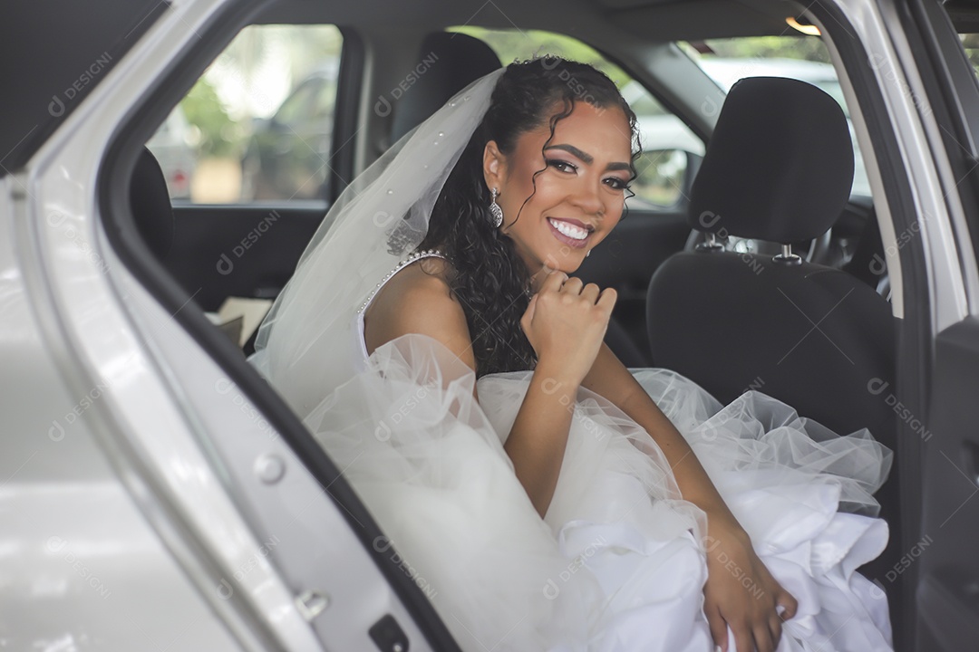 Lindo casal feliz casando