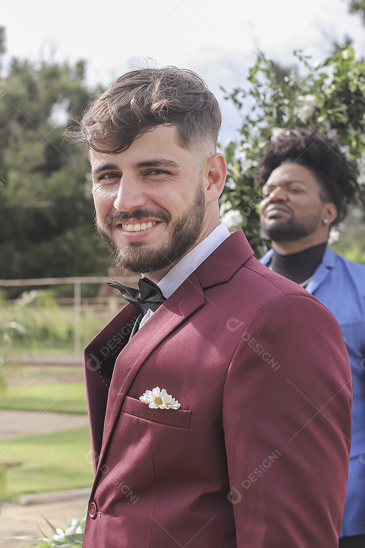 Lindo casal feliz casando