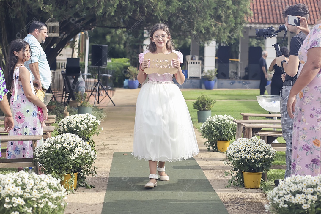 Linda menina segurando placa sobre casamento