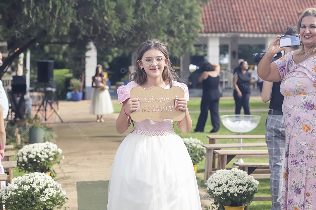 Linda menina segurando placa sobre casamento