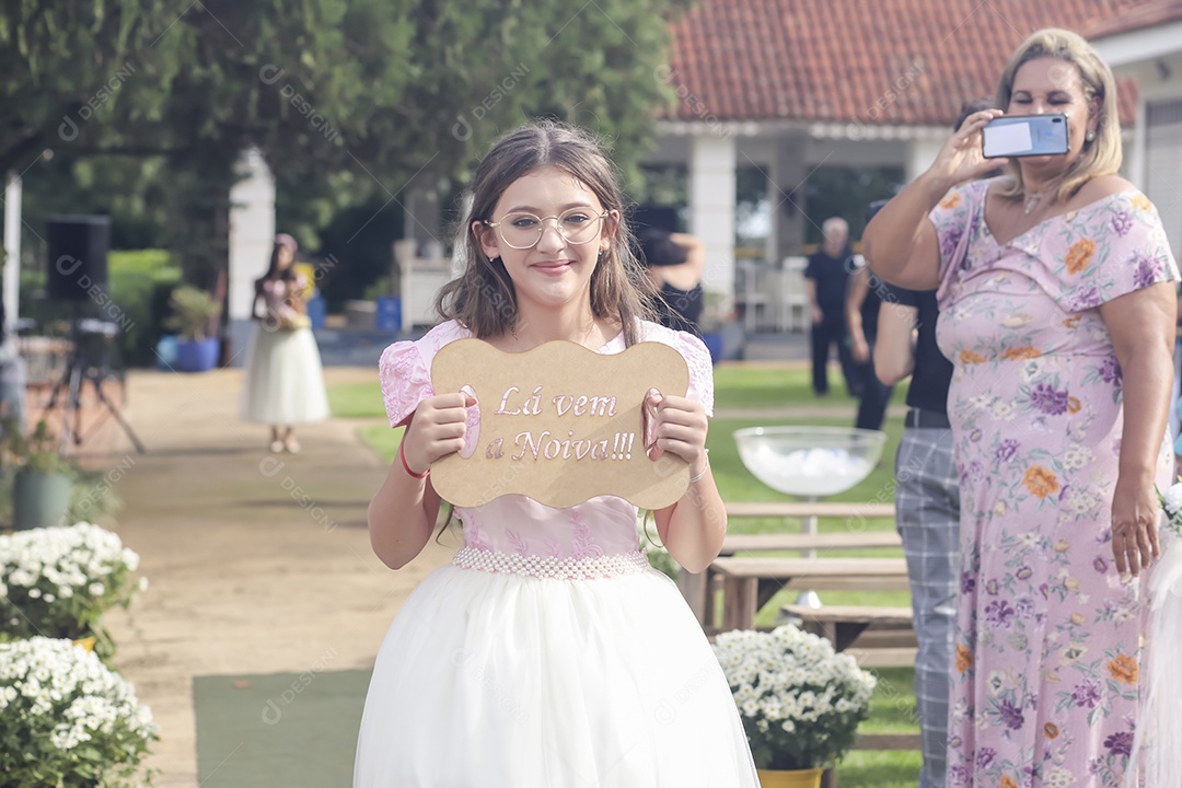 Linda menina segurando placa sobre casamento