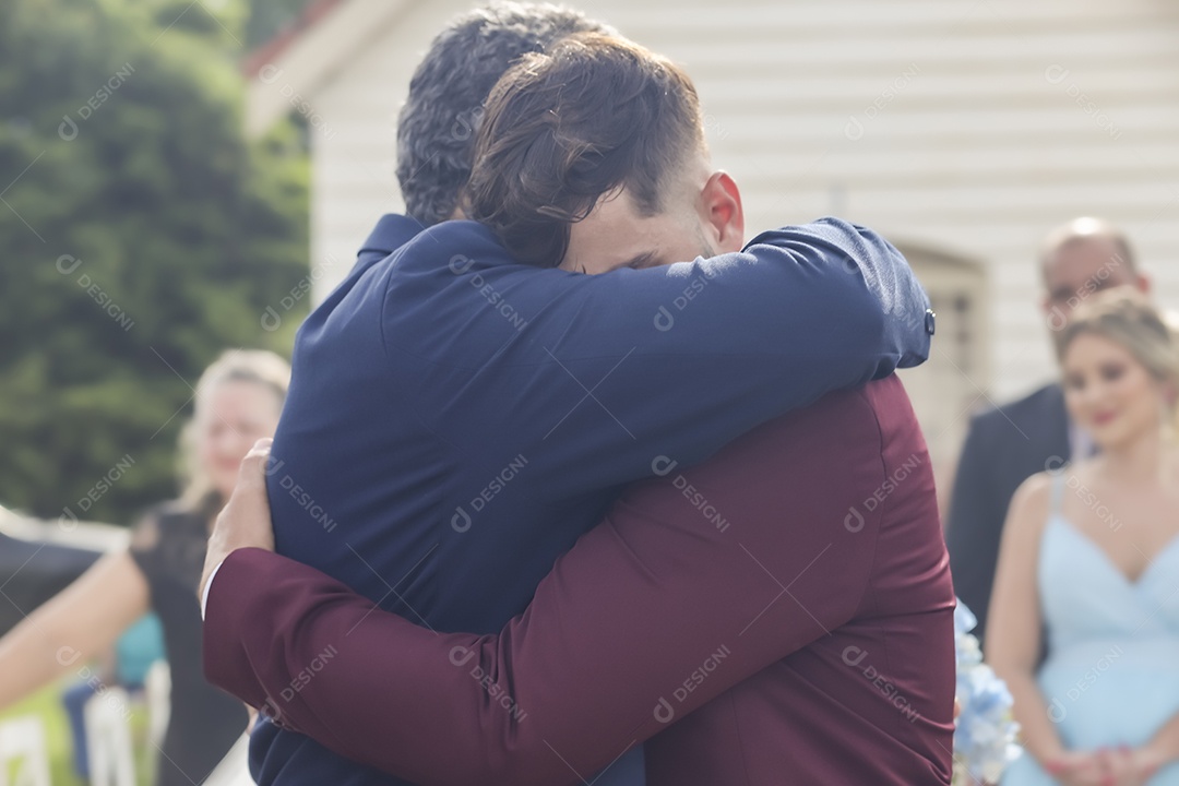 Homens se abraçando pos casamento