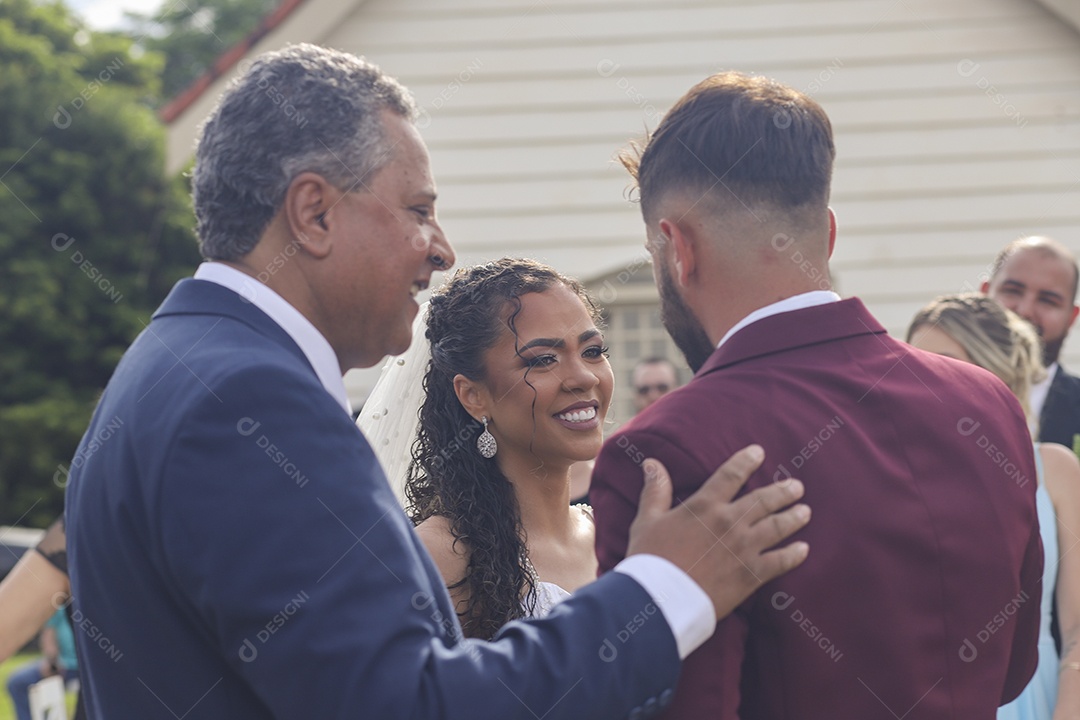 Lindo casal feliz casando