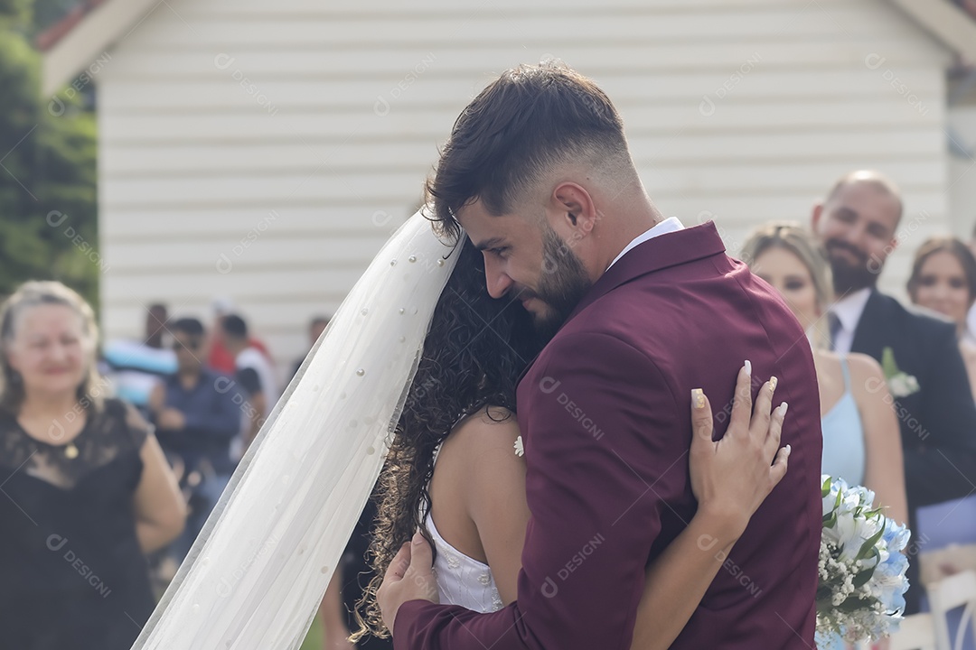 Lindo casal feliz casando