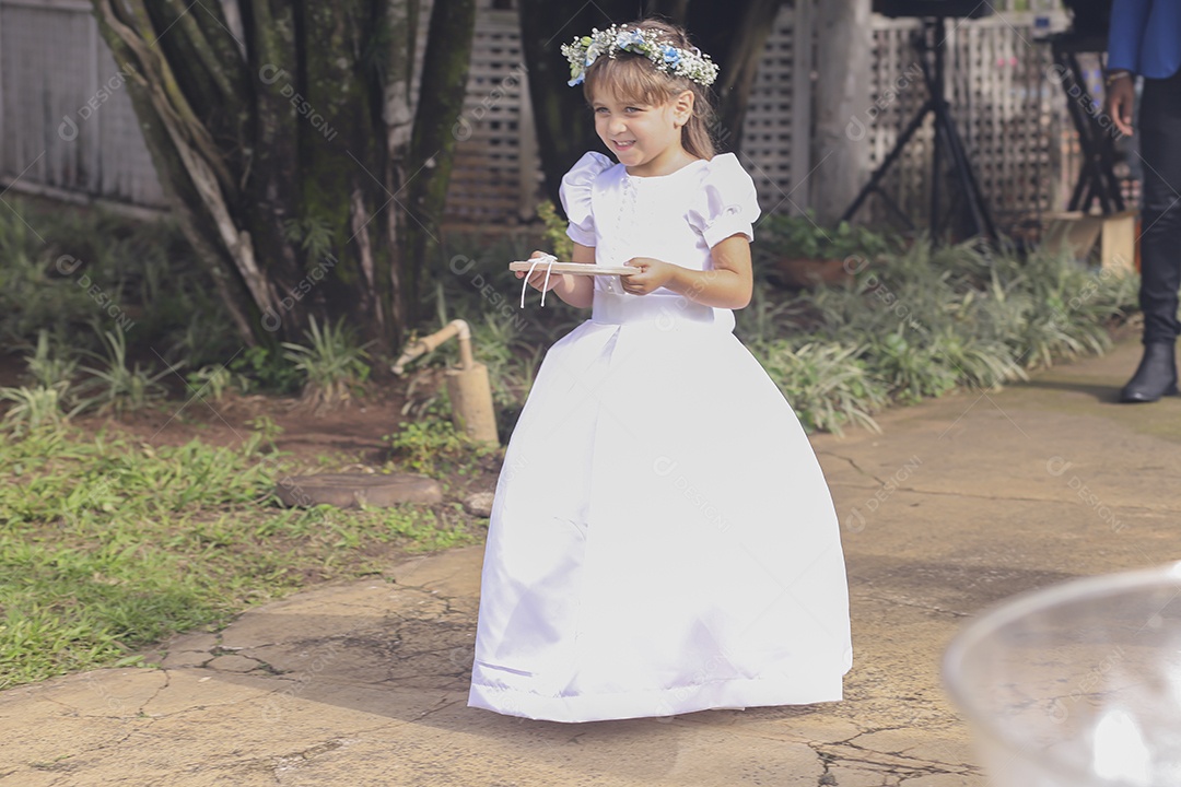 Linda menina segurando placa sobre casamento