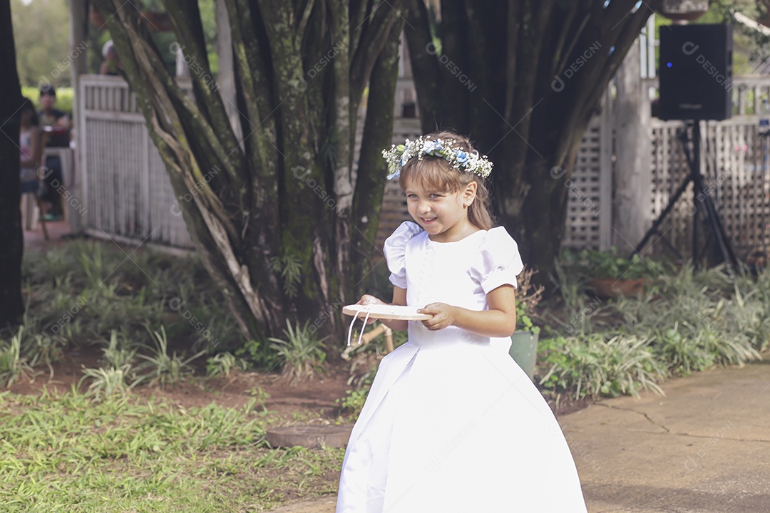 Linda menina segurando placa sobre casamento