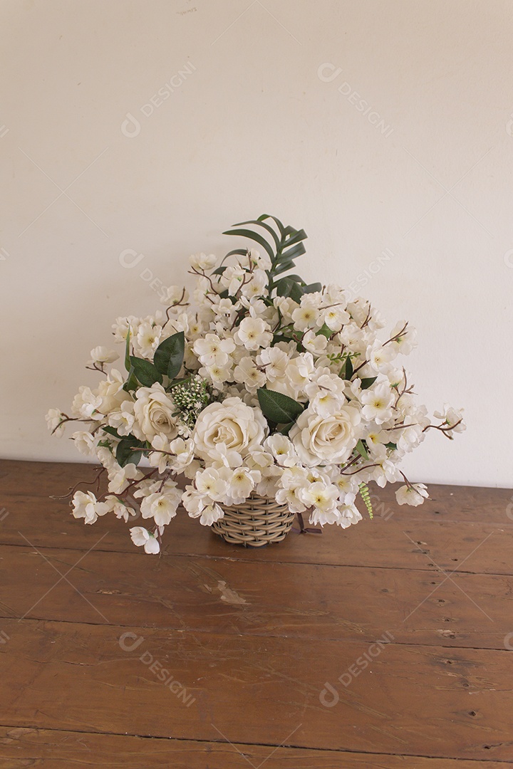 Buque de flores sobre uma mesa madeira