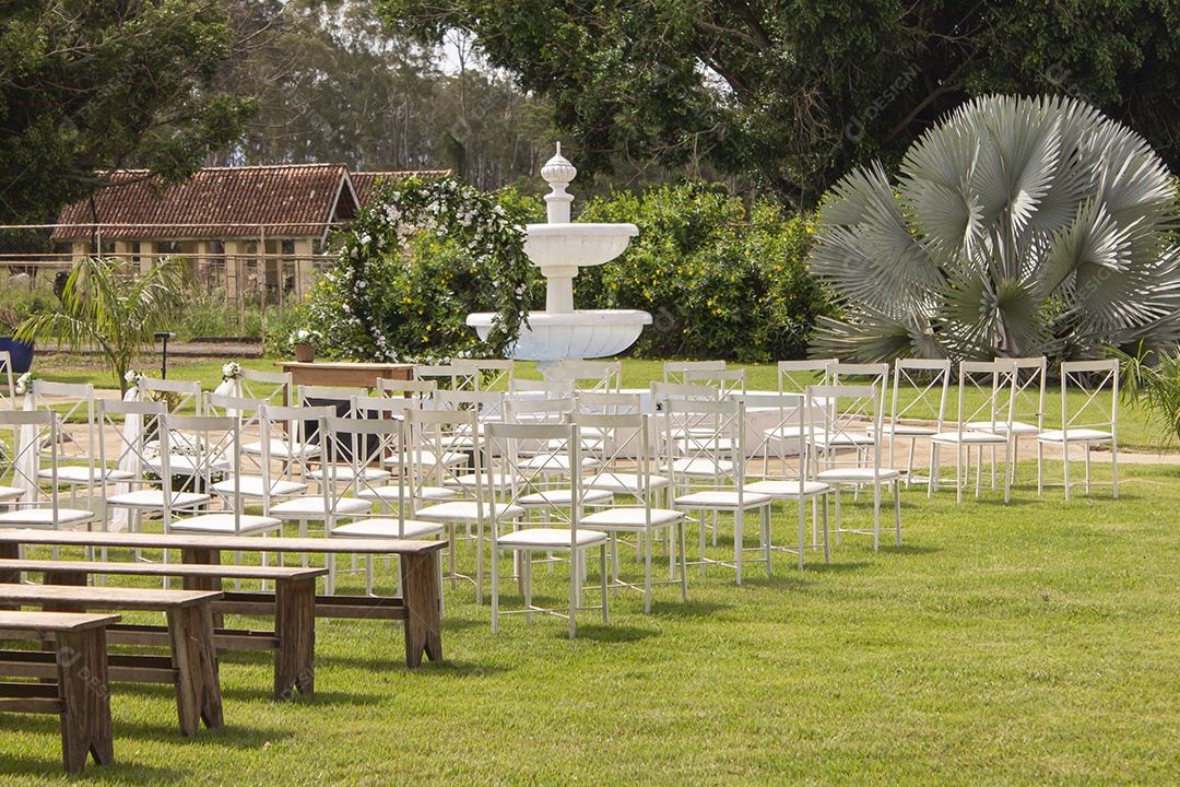 Casamento ao livre sobre dia ensolarado