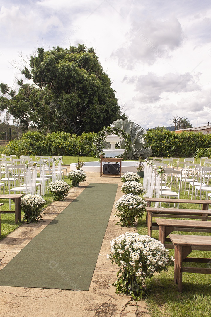 Casamento ao livre sobre dia ensolarado