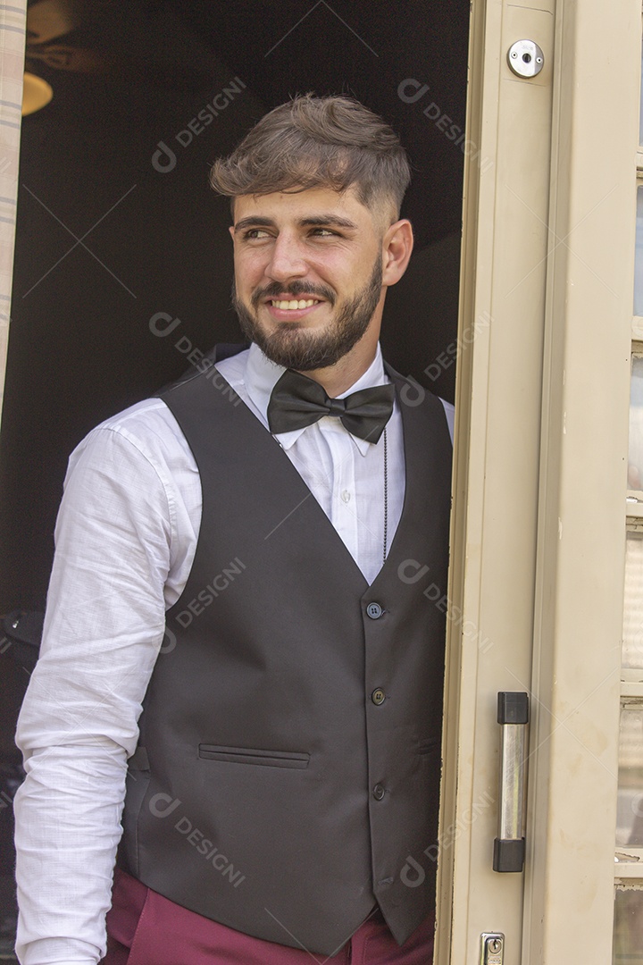 Homem jovem noivo feliz e sorridente com seu casamento