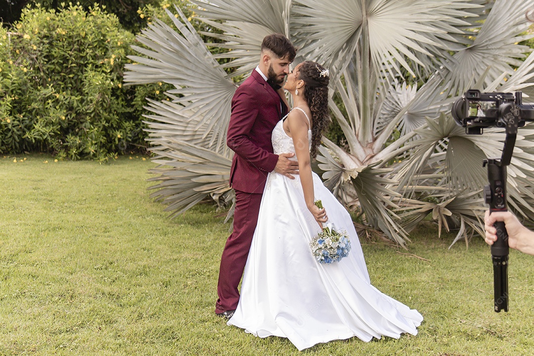 Lindo casal tirando fotografias pós casamento