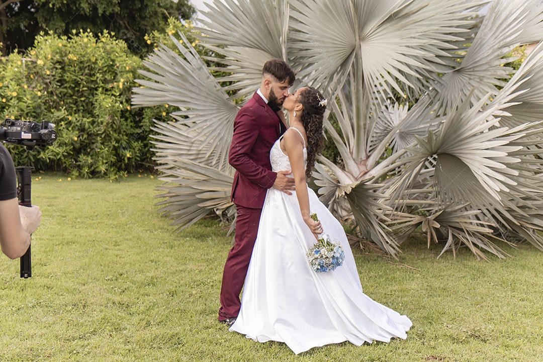 Lindo casal tirando fotografias pós casamento