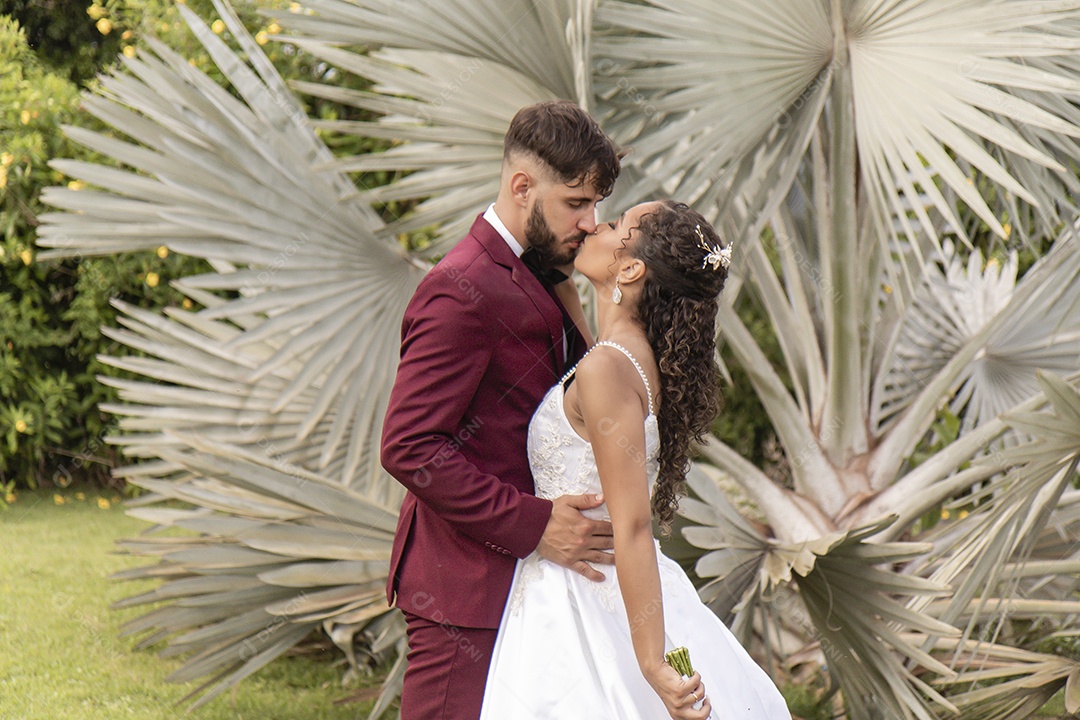 Lindo casal tirando fotografias pós casamento