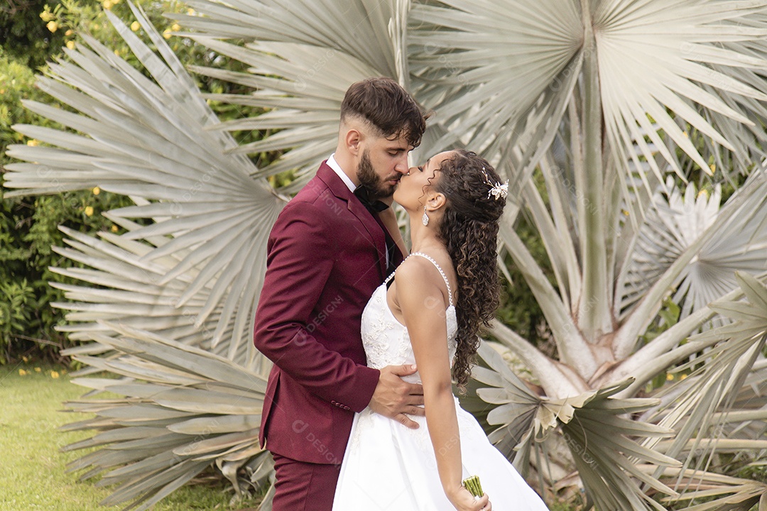 Lindo casal tirando fotografias pós casamento