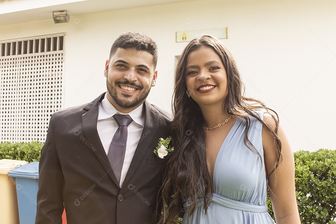 Lindo casal tirando fotografias pós casamento