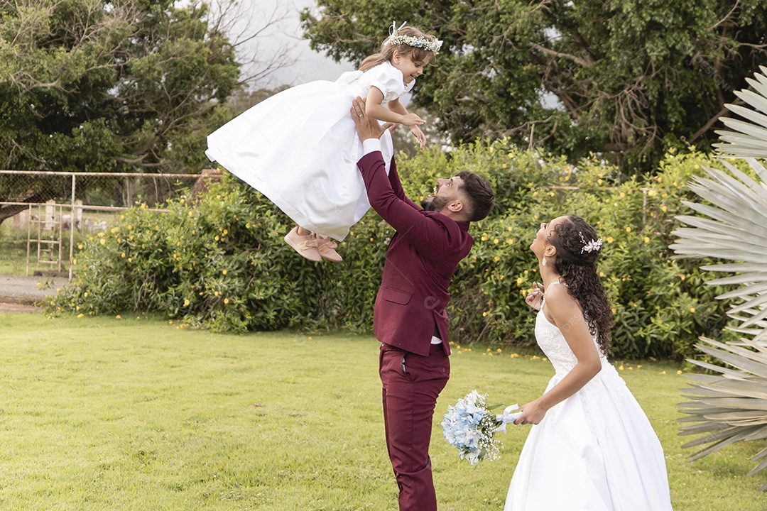 Lindo casal tirando fotografias pós casamento