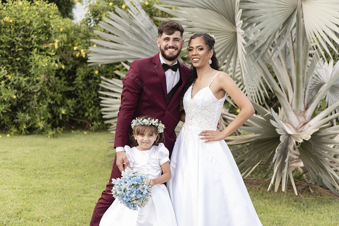 Lindo casal tirando fotografias pós casamento