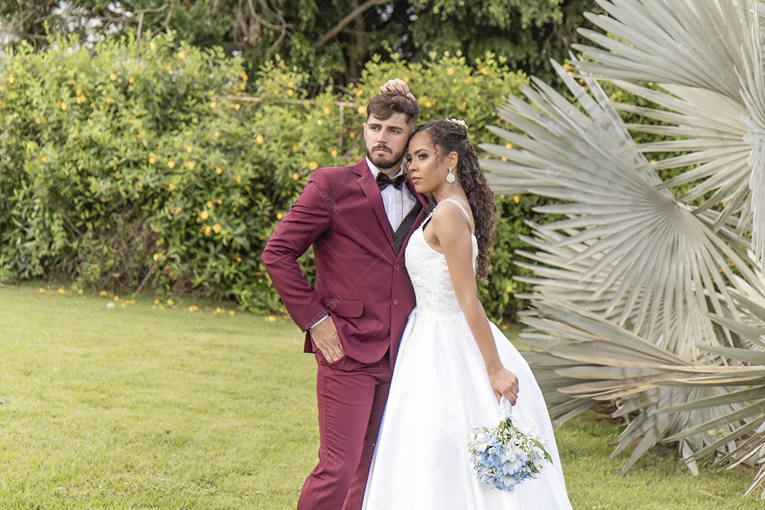 Lindo casal tirando pós casamento