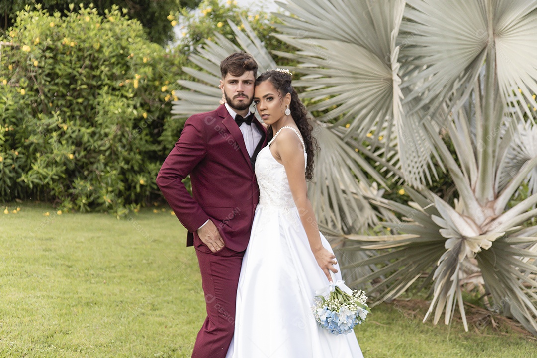 Noivos tirando fotos pós casamento