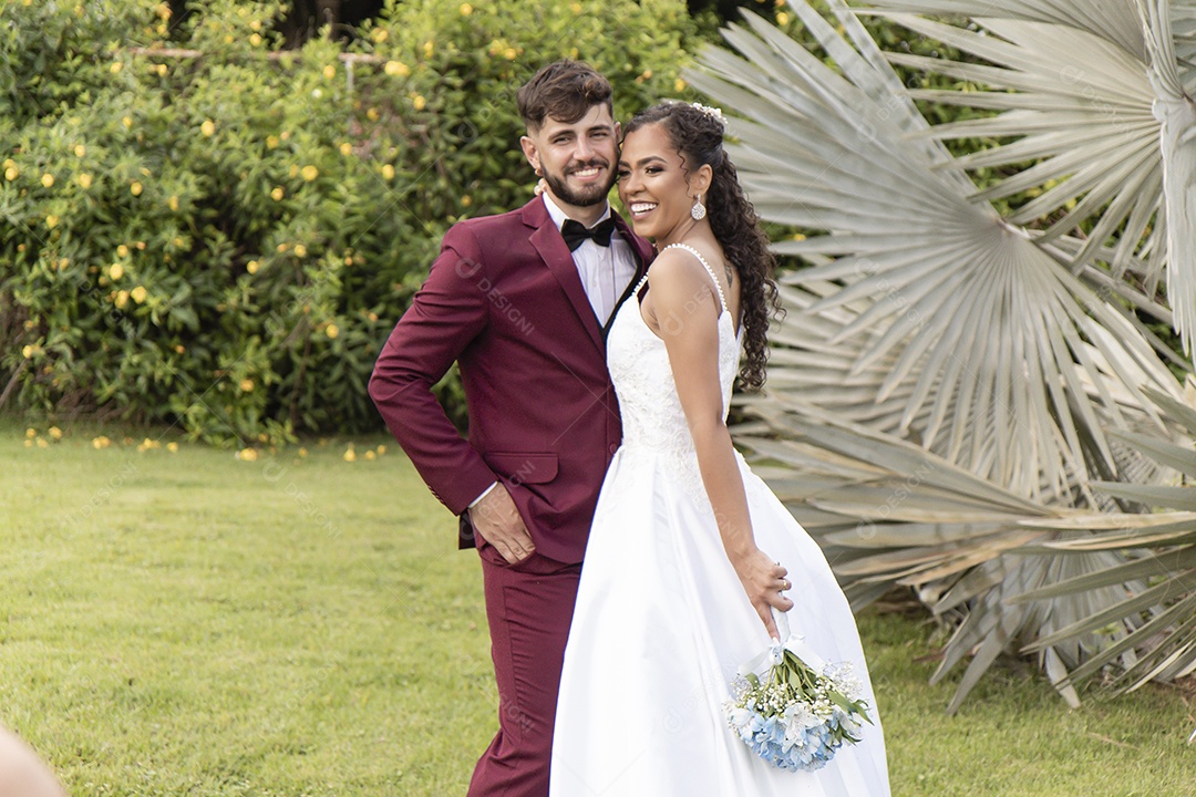 Noivos tirando fotos pós casamento