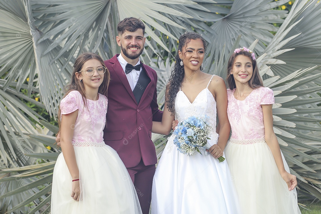 Noivos tirando fotos com convidados