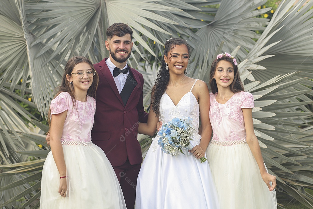 Noivos tirando fotos com convidados