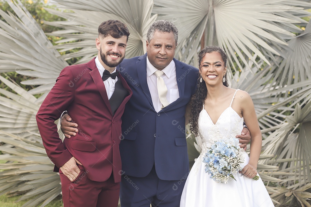 Noivos tirando fotos com convidados