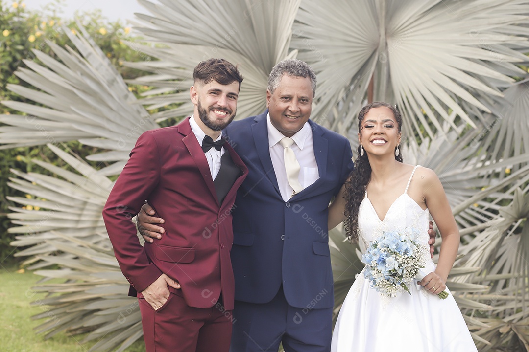 Noivos tirando fotos com convidados