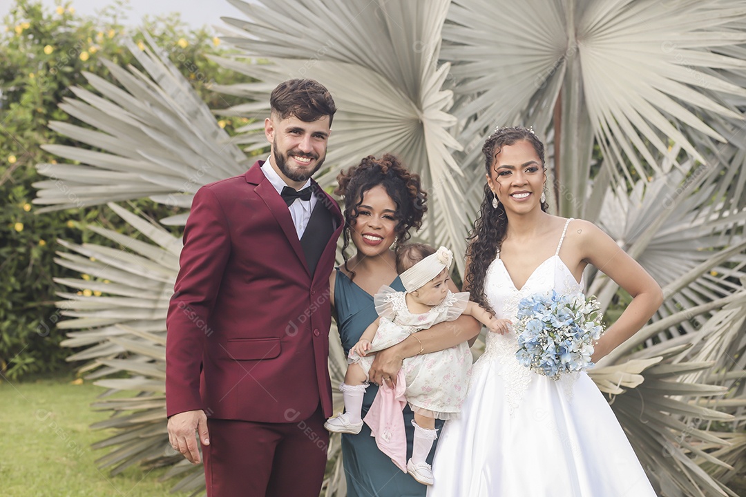 Lindo casal feliz casando