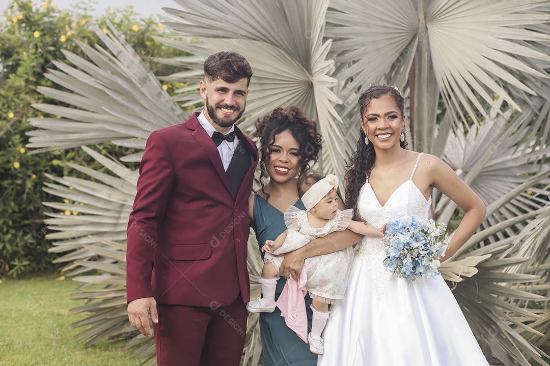 Lindo casal feliz casando