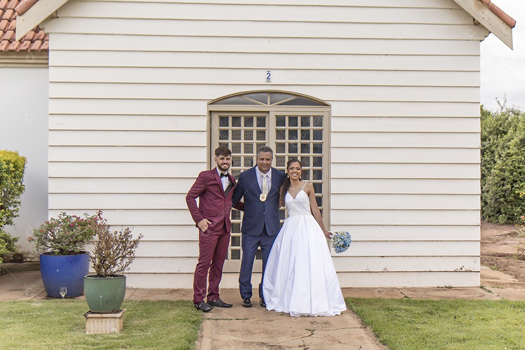 Lindo casal feliz casando