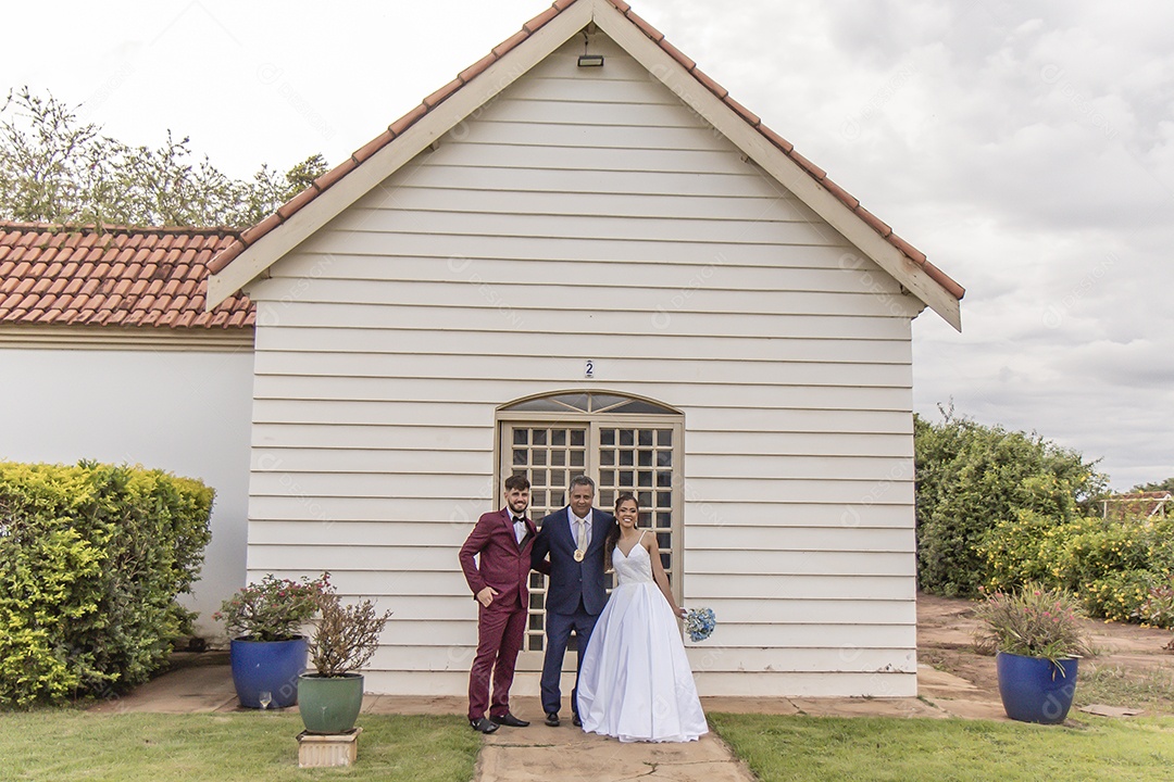 Noivos tirando fotos pós casamento